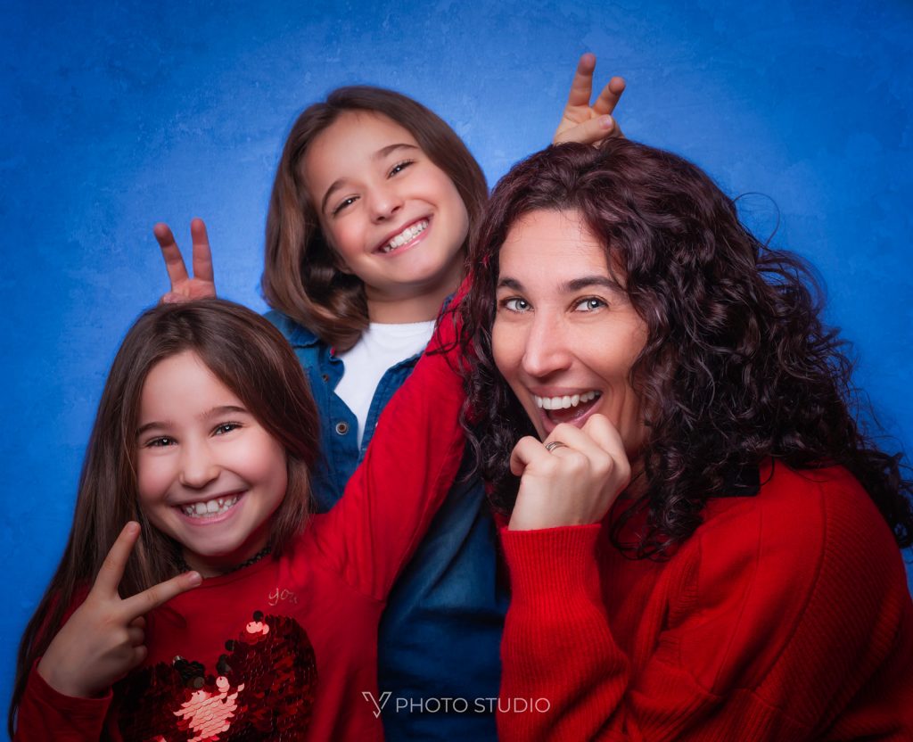 Una madre y sus hijas se divierten en una sesión de fotos de familia