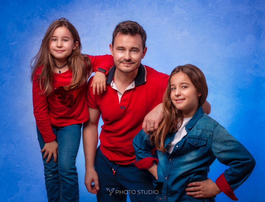 Fotografía de familia en casa - Un padre junto a sus dos hijas