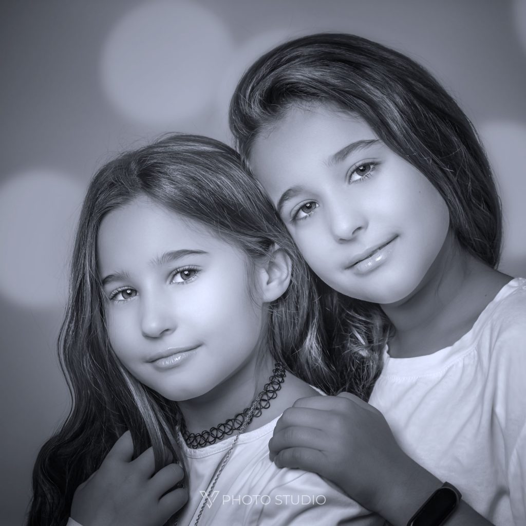 Fotografía familiar en Pamplona - Retrato infantil de dos hermanas