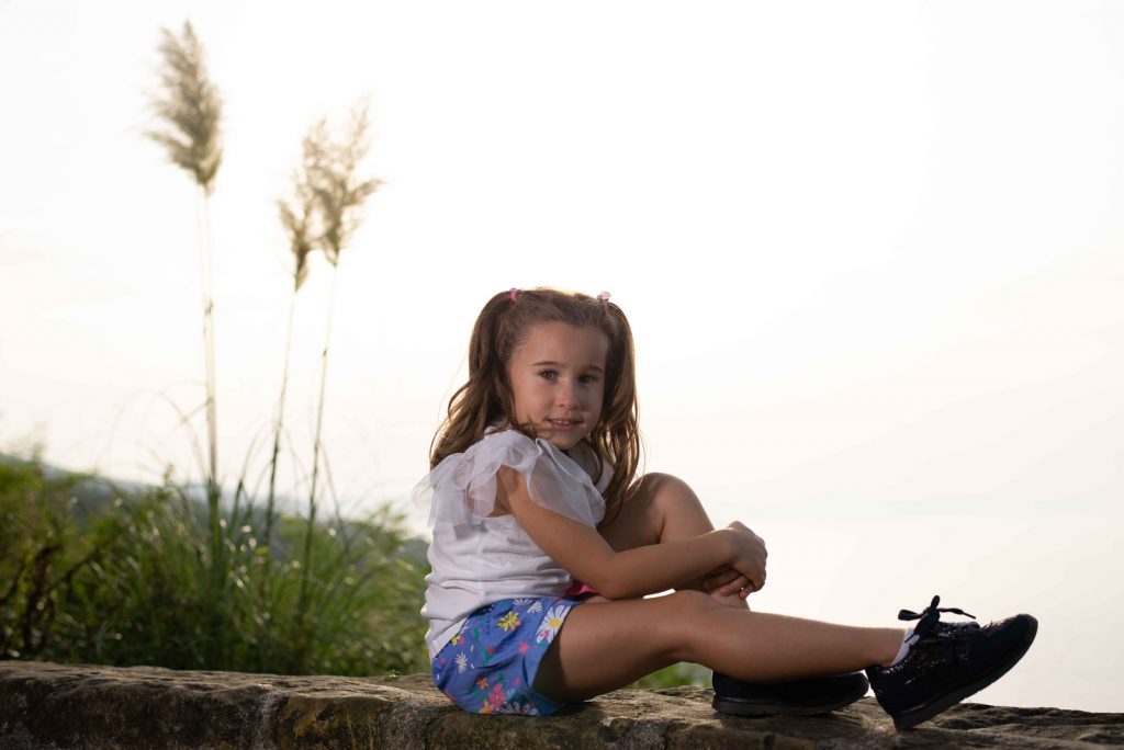 Fotografía infantil sin editar de atardecer en Monte Igueldo de San Sebastián - Donostia