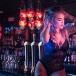 Fotografía en lencería estilo boudoir en Pamplona. Retrato sensual de una mujer en discoteca Indara