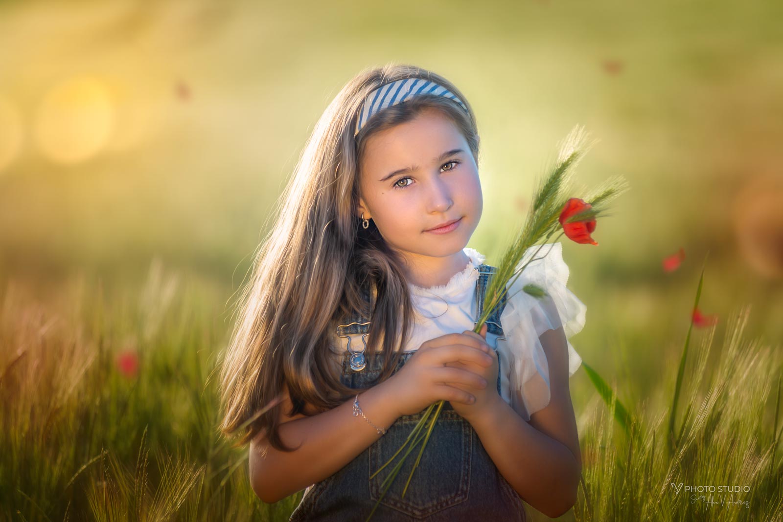 Retrato infantil de una niña en un atardecer en el campo - Fotografía infantil en Pamplona