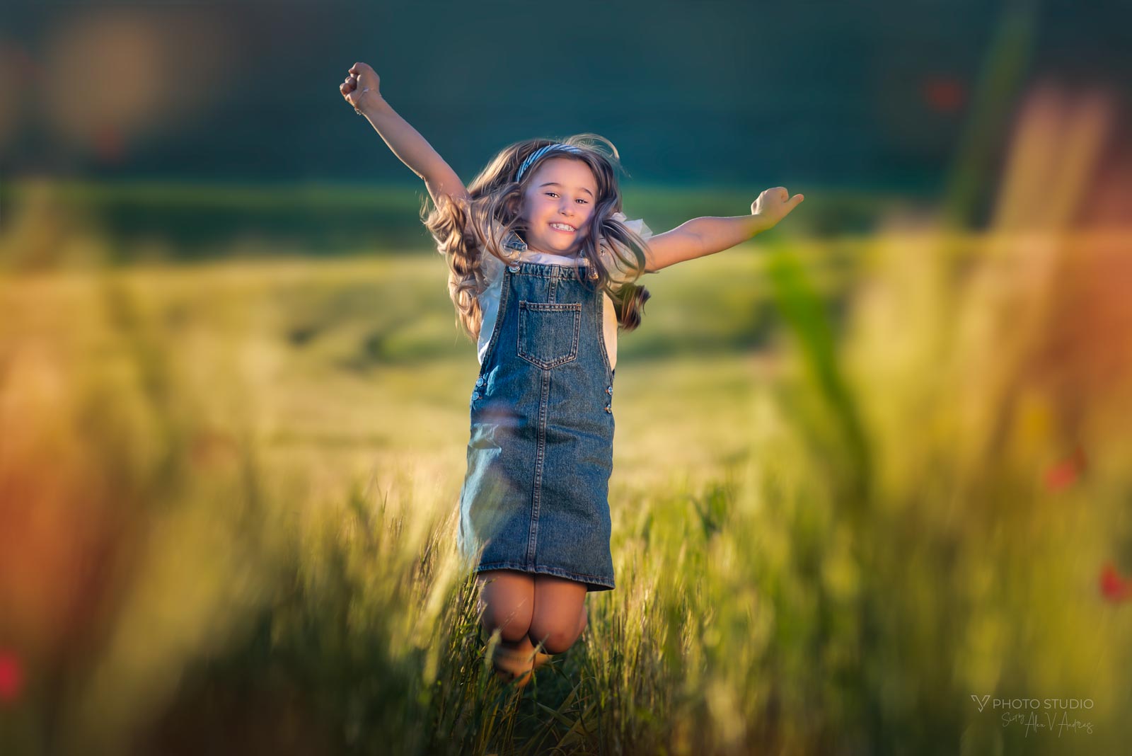 Retrato infantil de una niña en un atardecer en el campo - Fotografía infantil en Pamplona