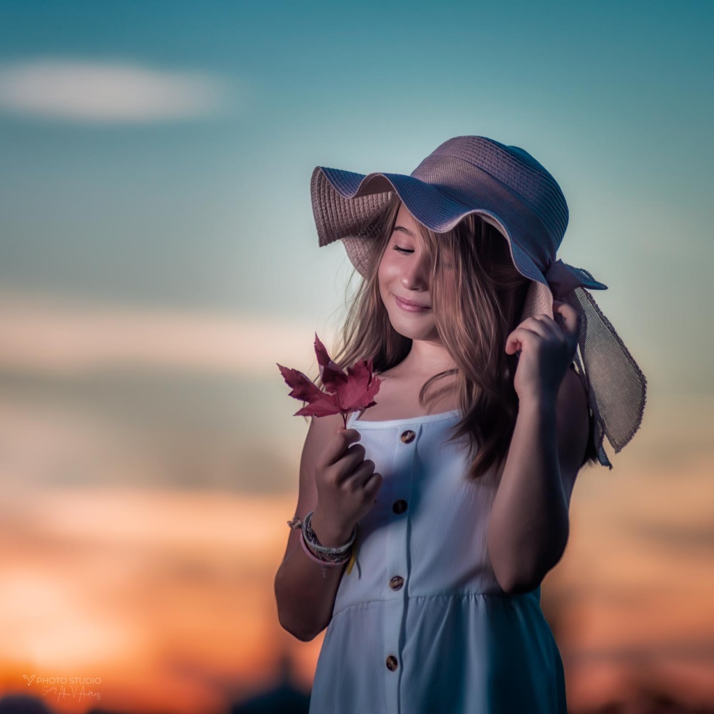 Fotografia retrato infantil en Pamplona - Fotografía de una niña al atardecer en un parque de Pamplona