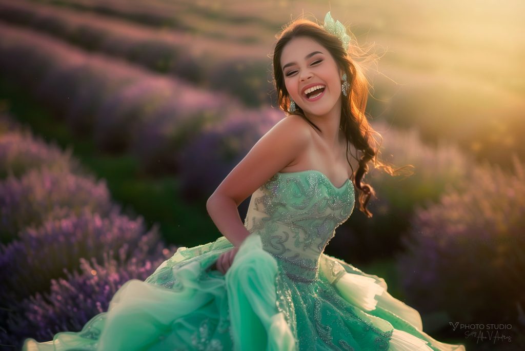 Fotografía de Quinceañera - Sesión de fotos de 15 años en Pamplona - Una niña de 15 años posa con su vestido de fiesta verde esmeralda en un atardecer en un campo de lavandas de Navarra.