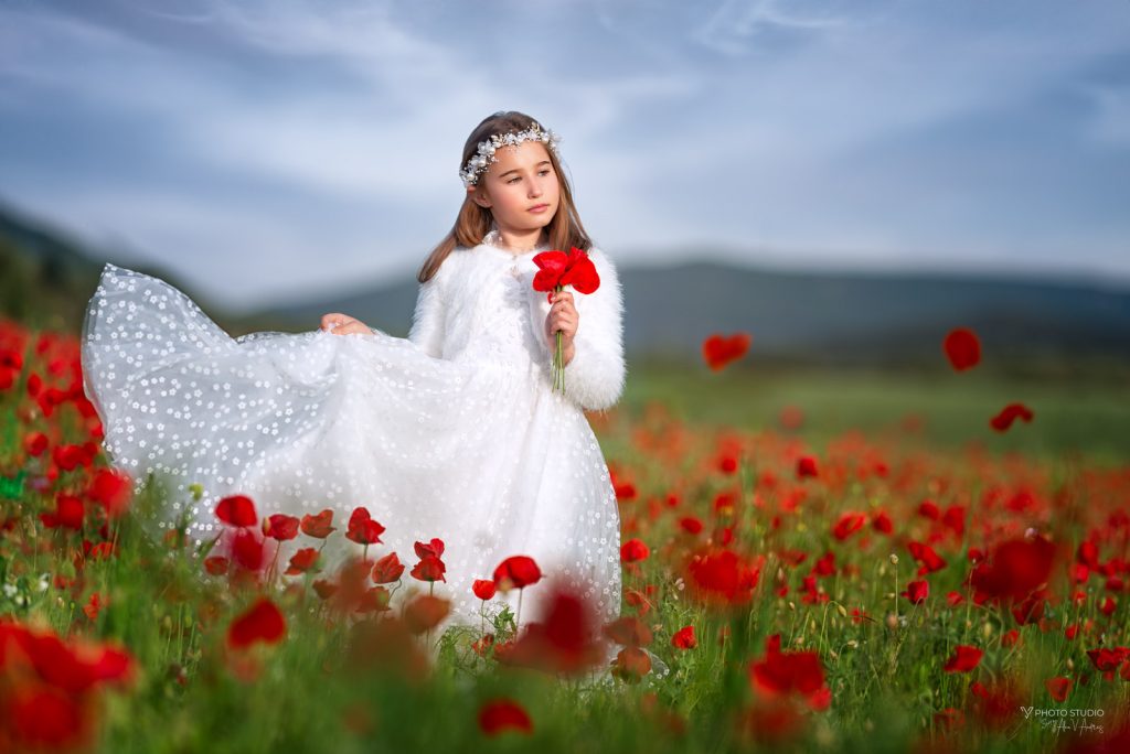 Sesion de fotos de Primera Comunión en Pamplona. Fotografía de Comunión al atardecer en un campo de amapolas