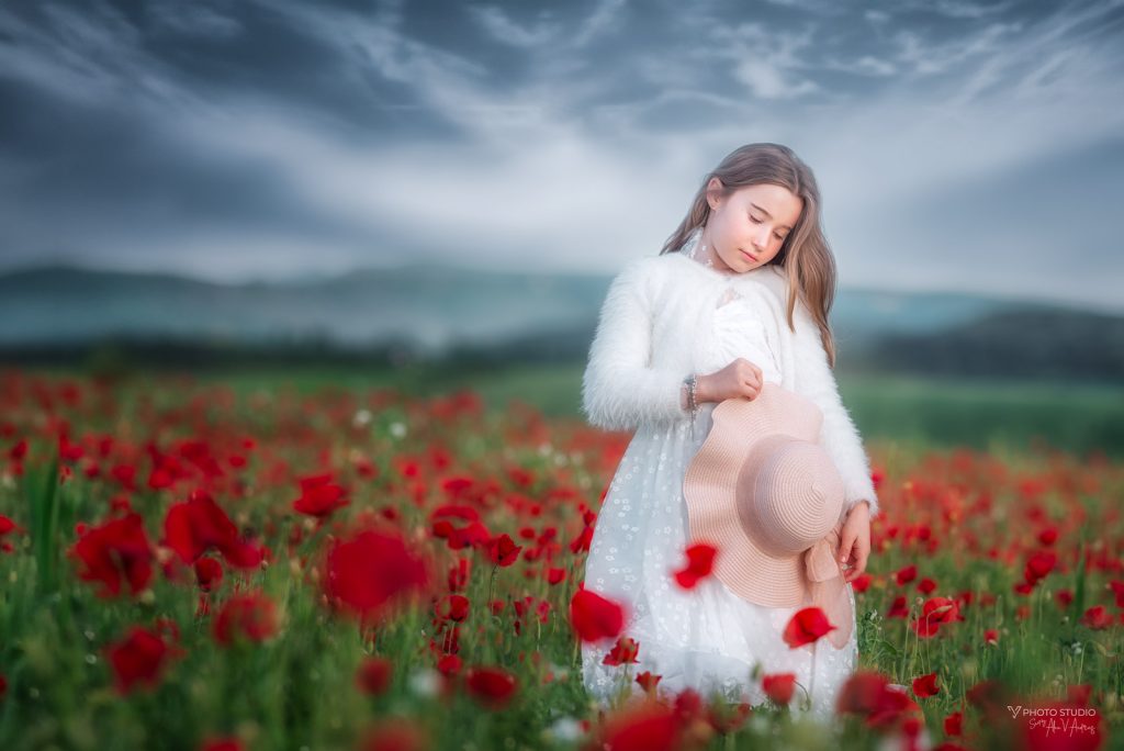 Sesion de fotos de Primera Comunión en Pamplona. Fotografía de Comunión al atardecer en un campo de amapolas