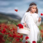 Sesion de fotos de Primera Comunión en Pamplona. Fotografía de Comunión al atardecer en un campo de amapolas